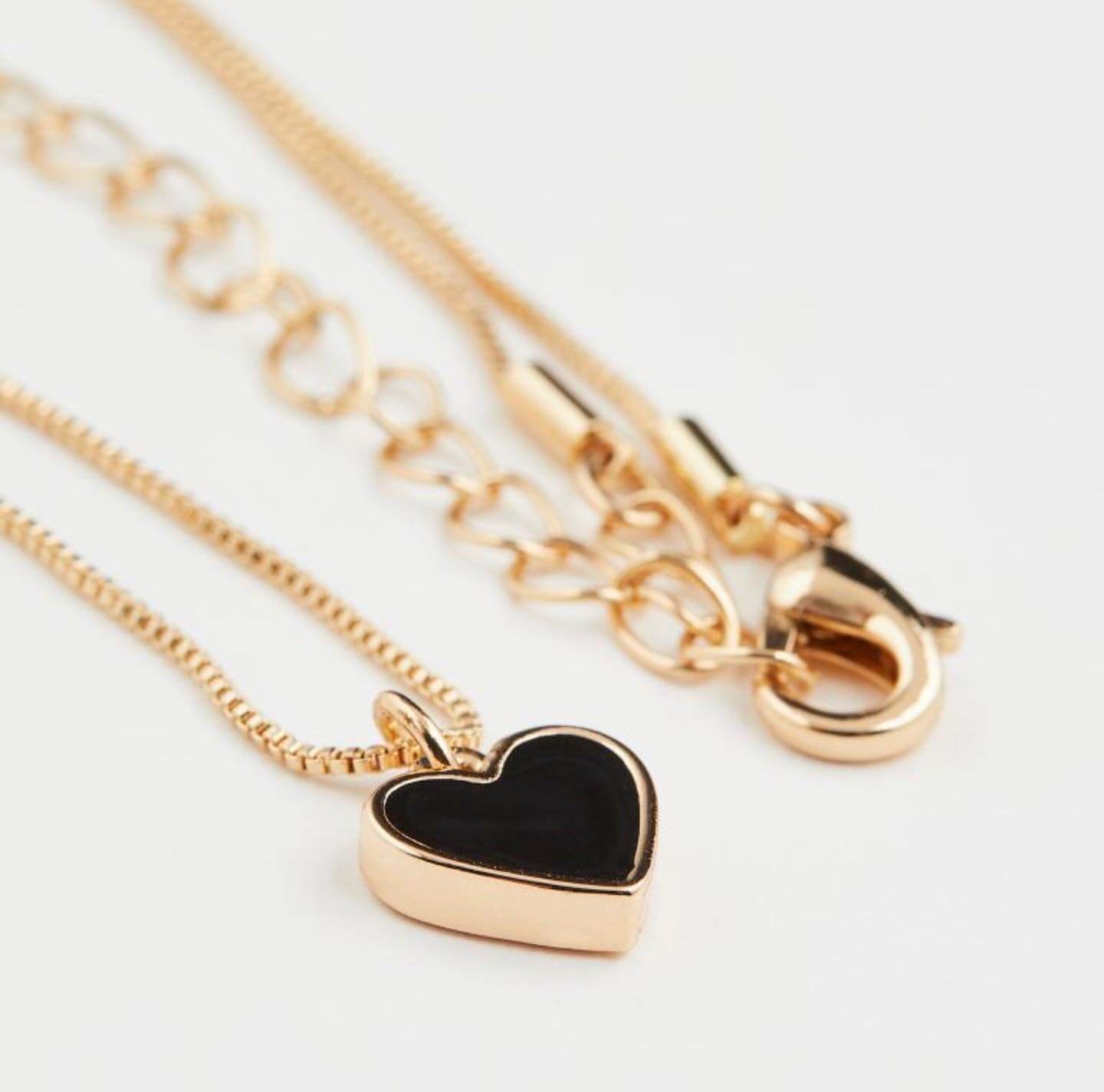 Black heart pendant necklace