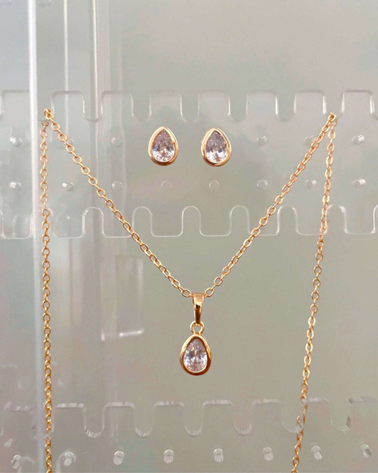 Pear drop necklace and studs set