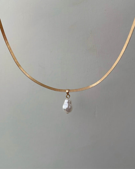 Short snake and pearl necklace