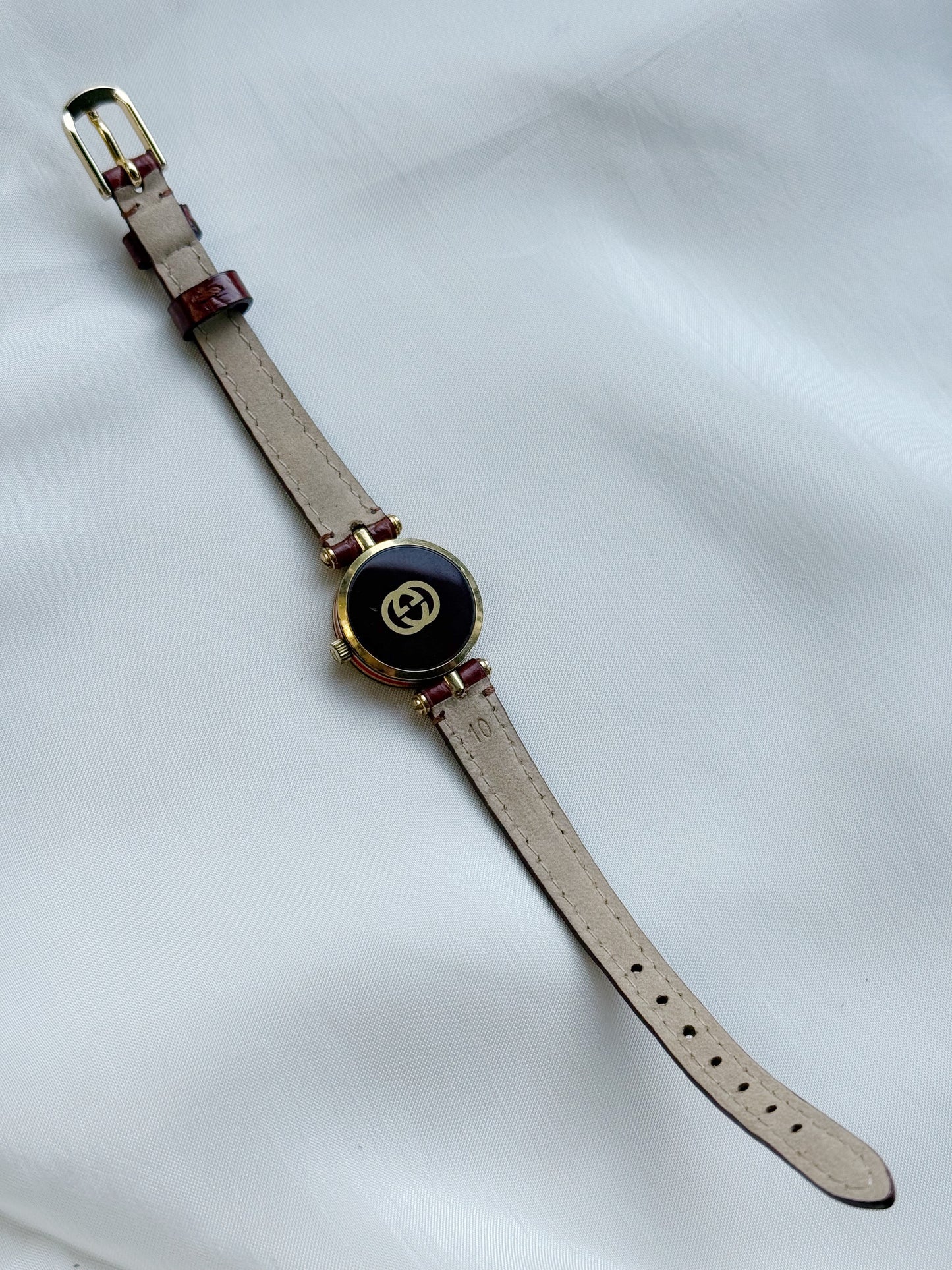 Vintage Gucci Shelly Line Gold-Plated Quartz Watch for women; Luxury Swiss timepiece