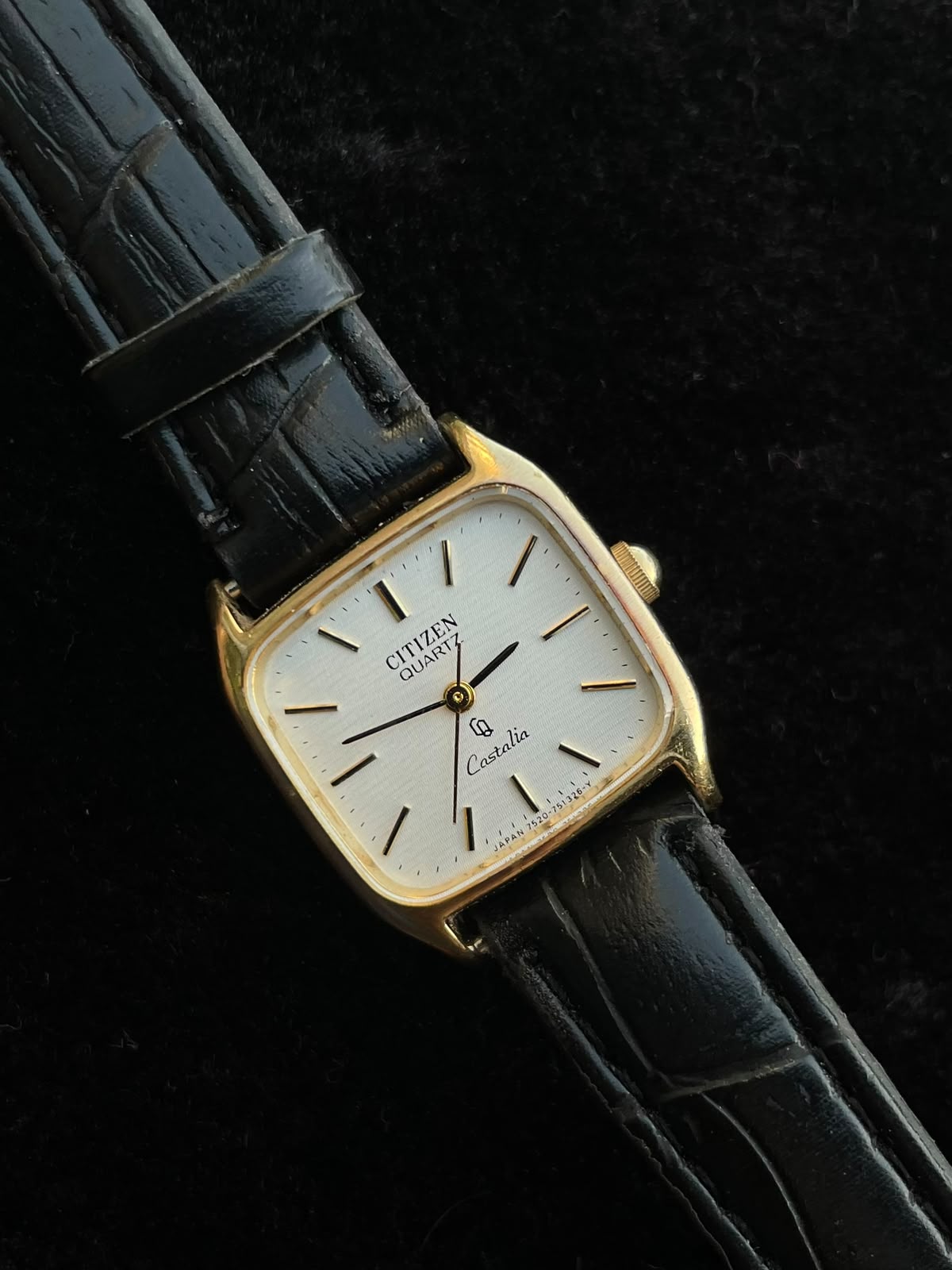 Vintage Rare Citizen Castilia Golden Tank Unisex Watch; Black Leather Strap Japan movement
ss,