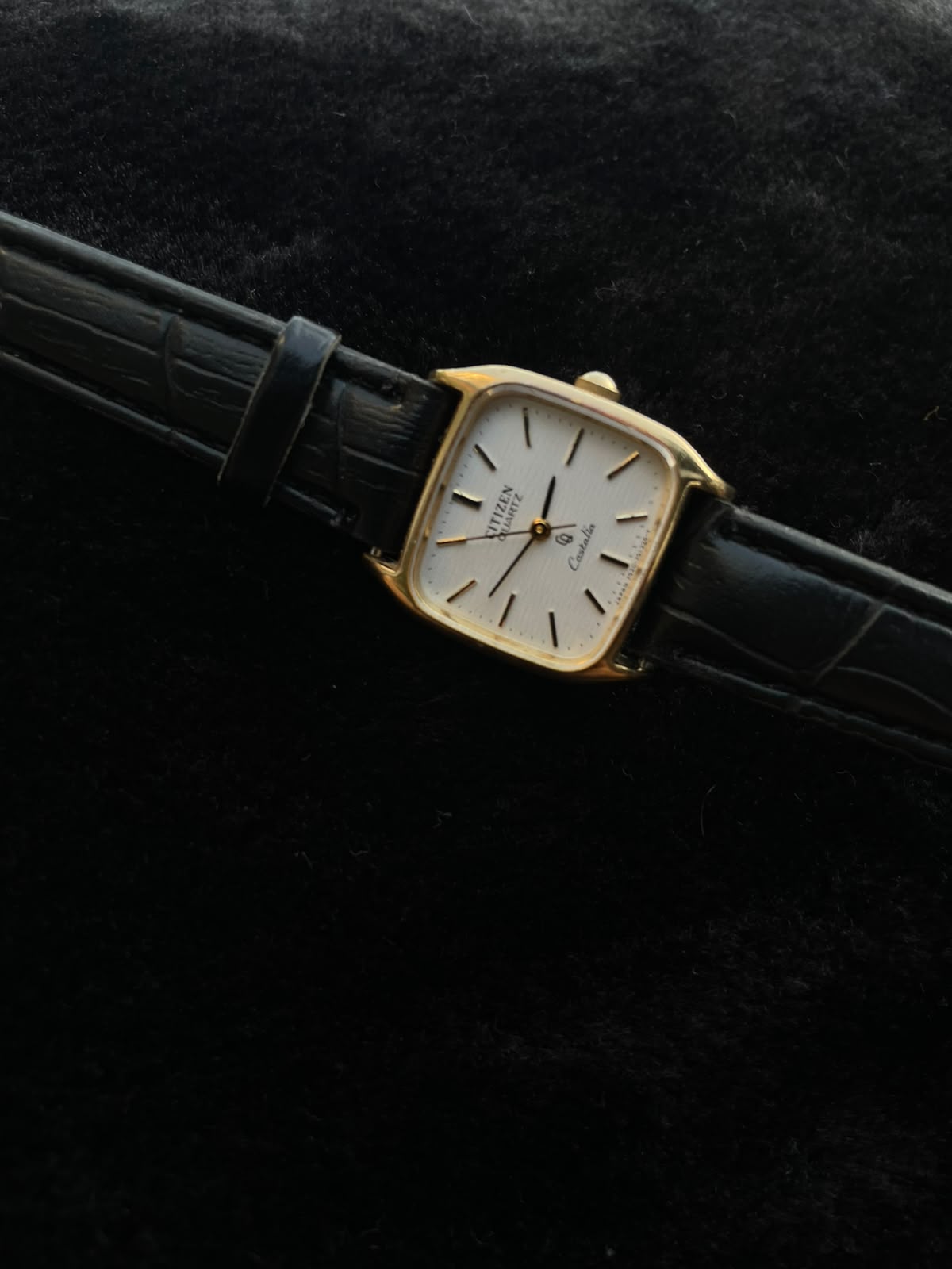Vintage Rare Citizen Castilia Golden Tank Unisex Watch; Black Leather Strap Japan movement
ss,